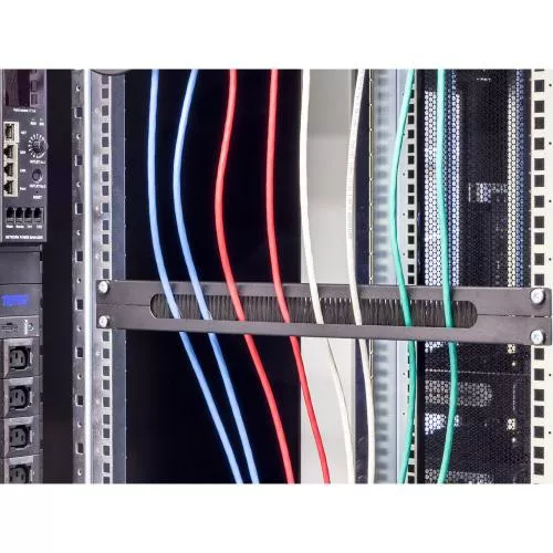 Triton RAB-ZP-X03-A3 19" Kabelführungspanel 1HE, geteilt, mit Bürste, schwarz